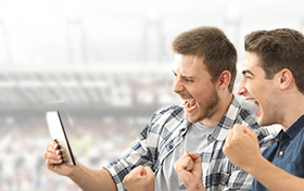 Deinbonuscode zwei jubelnde Männer mit einem Tablet in der Hand